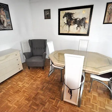 Spacious, Bright With Private Parking *