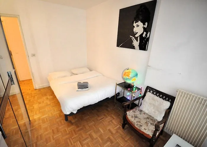 Spacious, Bright With Private Parking * פריז