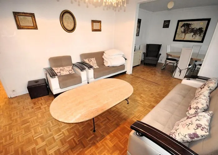 Spacious, Bright With Private Parking דירה