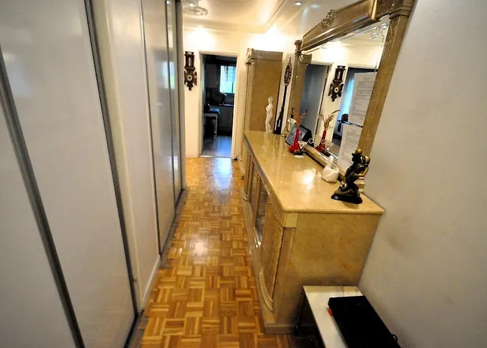 Spacious, Bright With Private Parking דירה *
