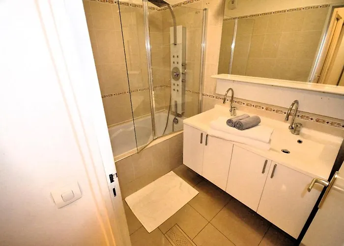 Spacious, Bright With Private Parking דירה *