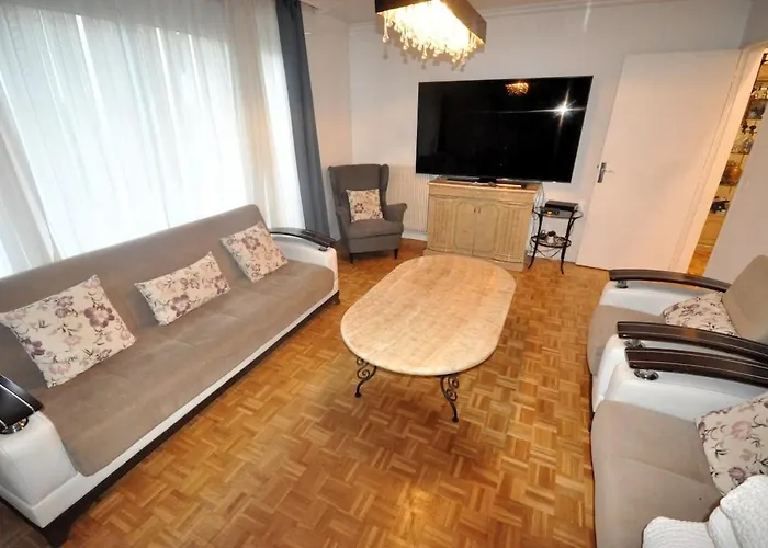Spacious, Bright With Private Parking דירה *