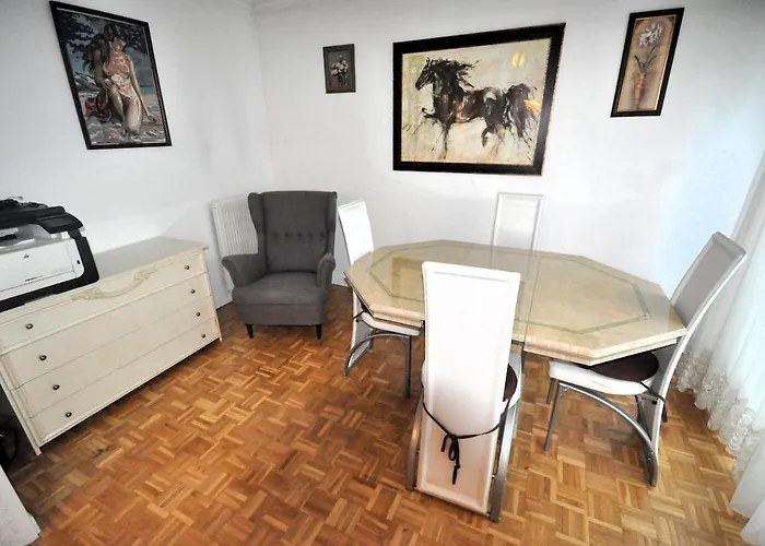 Spacious, Bright With Private Parking *