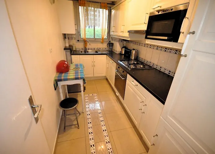 Spacious, Bright With Private Parking דירה