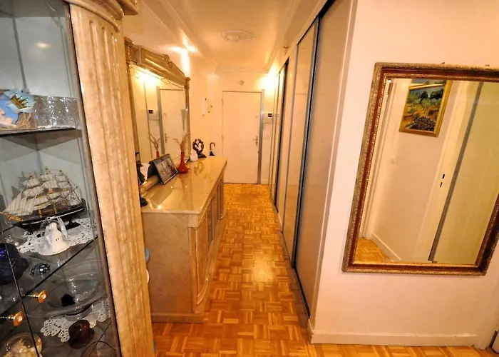 Spacious, Bright With Private Parking דירה *