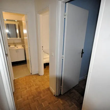 Spacious, Bright With Private Parking Parijs