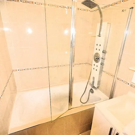 Spacious, Bright With Private Parking Appartement Parijs